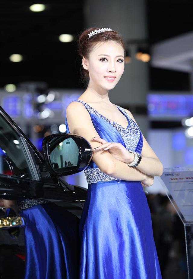 点击大图看下一张：蓝色高贵长裙模特车展照片2