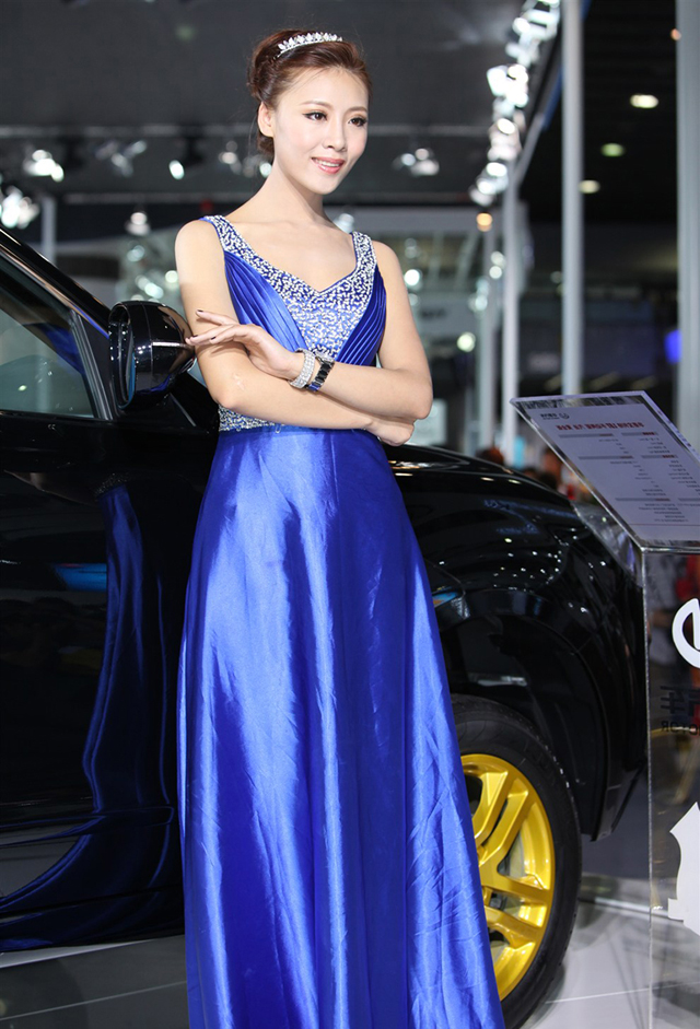 点击大图看下一张：蓝色高贵长裙模特车展照片1
