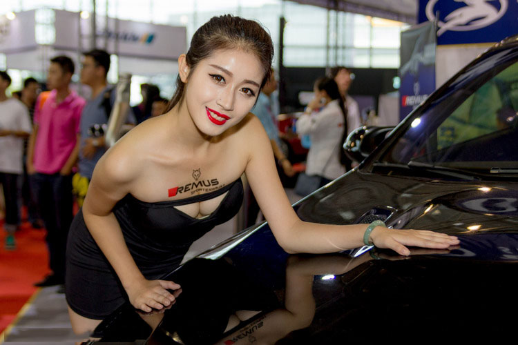 点击大图看下一张：上海改装车展的香车美女们4