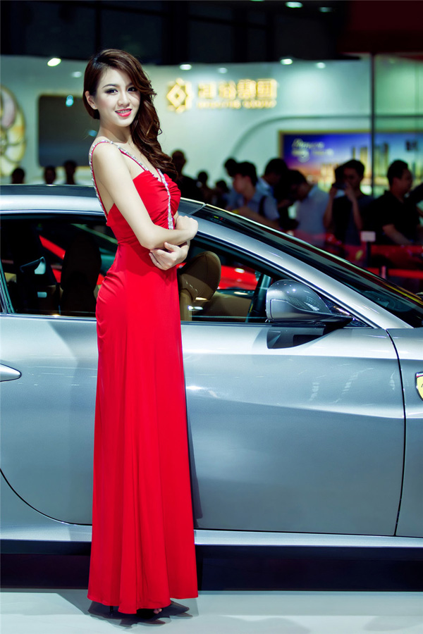 点击大图看下一张:甜美车模性感迷人写真7