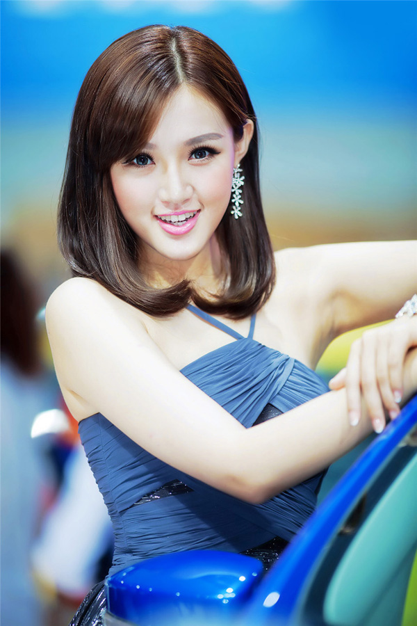 点击大图看下一张:甜美车模性感迷人写真6