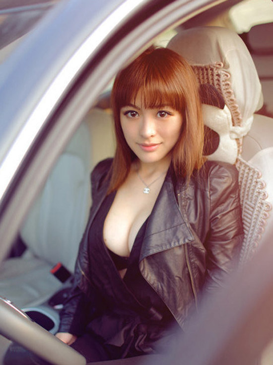点击大图看下一张：气质美女车模龚叶轩爆乳写真5