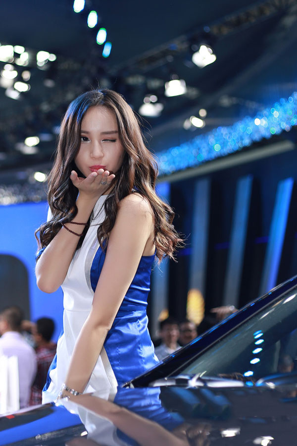 点击大图看下一张：广州国际车展高清妖艳模特3