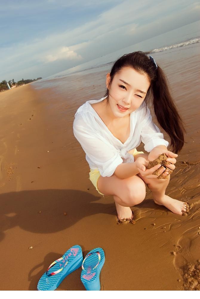 点击大图看下一张：嫩模赵已晨沙滩性感迷人写真4