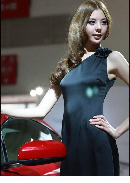 点击大图看下一张：北京车展2012嫩模谢梦高清性感美图1
