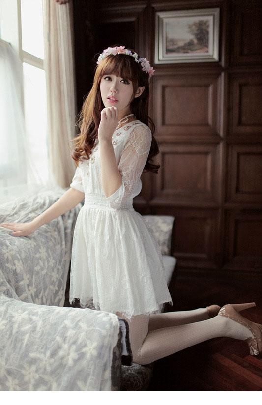 点击大图看下一张：美女白色蕾丝长裙气质图片3