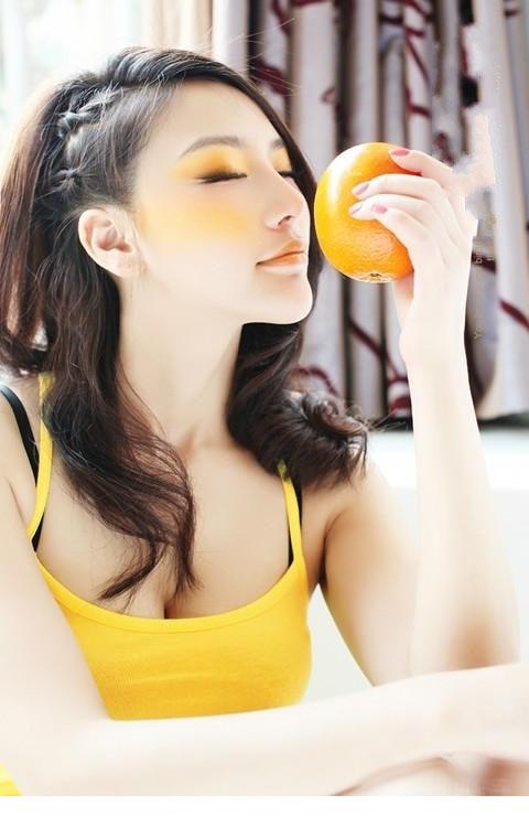 点击大图看下一张：美女橙子清新气质性感妩媚1
