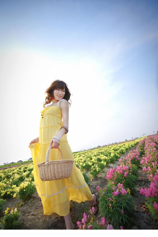 点击大图看下一张：黄色连衣裙美女梦幻花海图片1