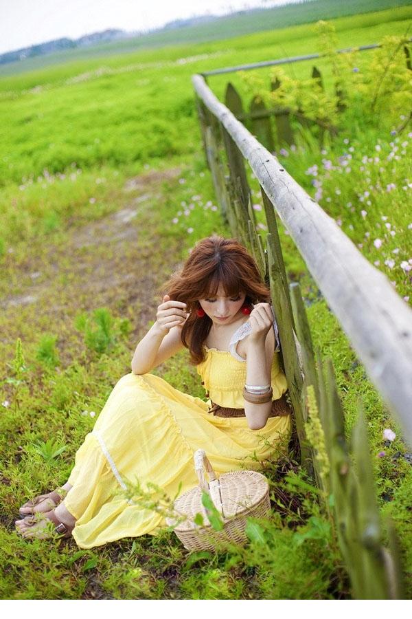 点击大图看下一张：黄色连衣裙美女梦幻花海图片3