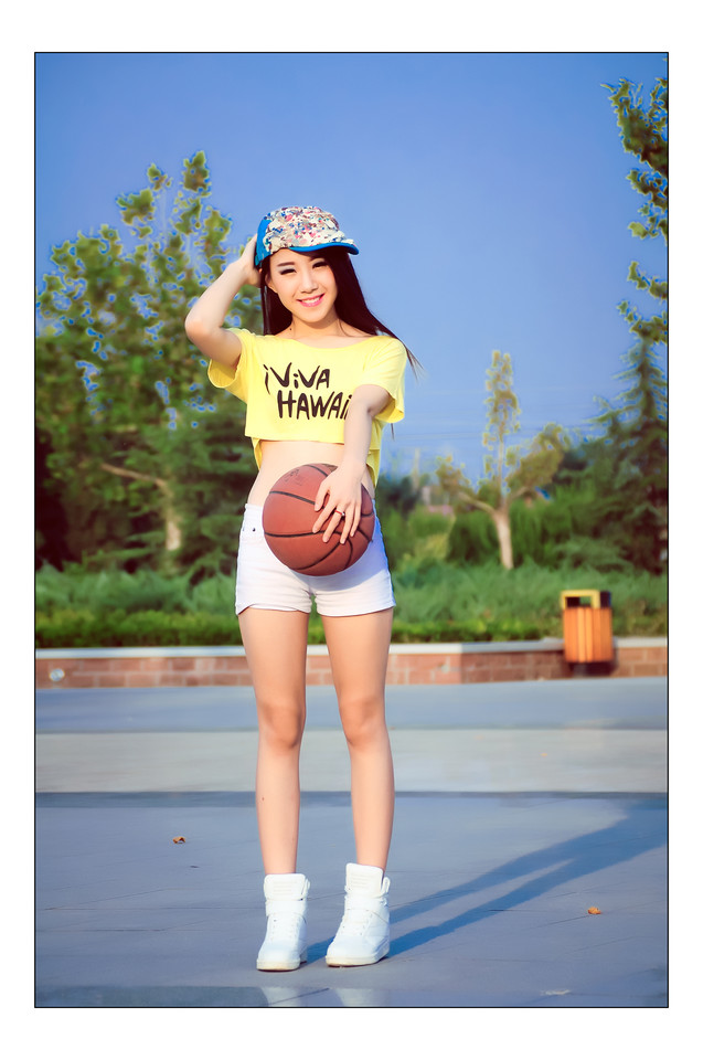 点击大图看下一张：操场上的篮球美少女青春活力无限1
