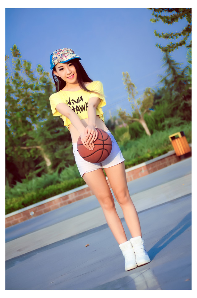 点击大图看下一张：操场上的篮球美少女青春活力无限2