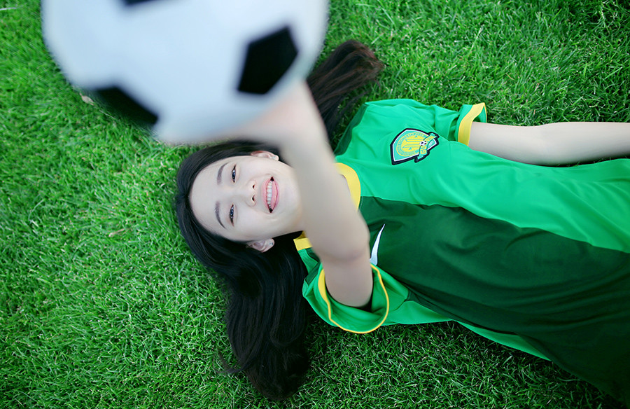 点击大图看下一张：绿茵场上的足球妹子玩性十足2