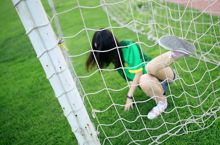 点击大图看下一张：绿茵场上的足球妹子玩性十足4