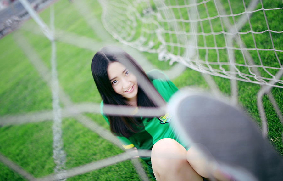 点击大图看下一张：绿茵场上的足球妹子玩性十足3