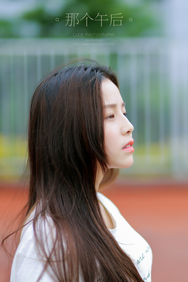 点击大图看下一张:在初秋的午后遇见清纯的美女1