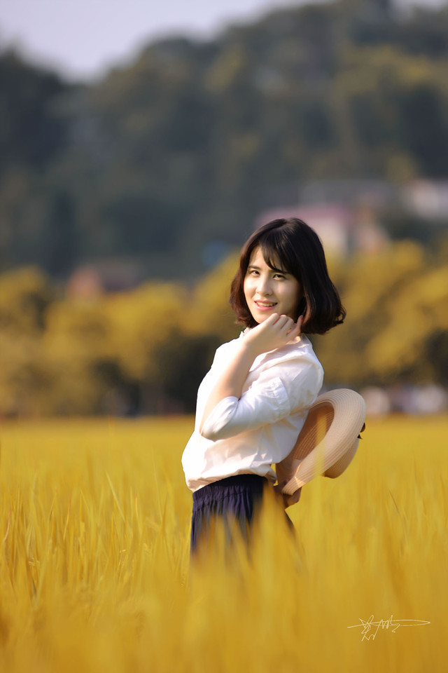 点击大图看下一张：秋日稻田里的文艺姑娘3
