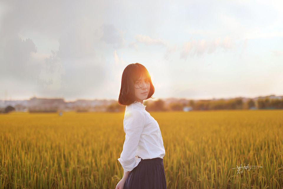 点击大图看下一张：秋日稻田里的文艺姑娘9