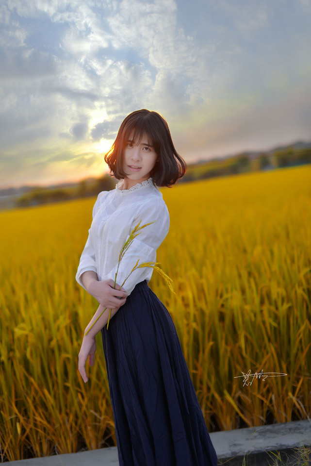 点击大图看下一张：秋日稻田里的文艺姑娘4