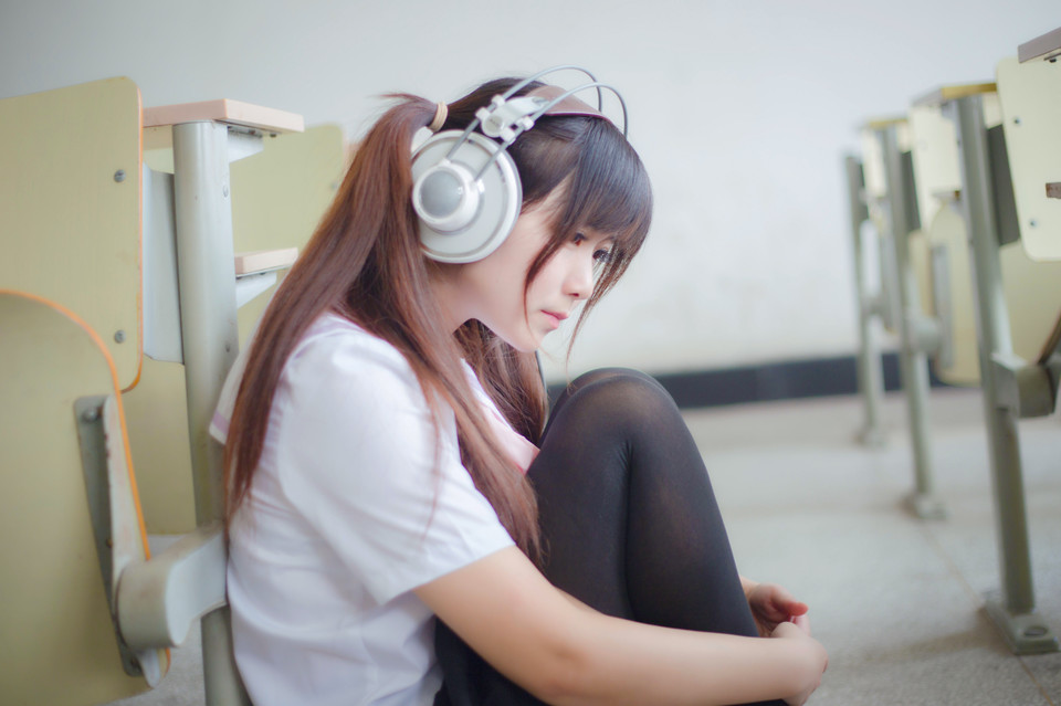 点击大图看下一张：教室里静静的享受音乐的少女4