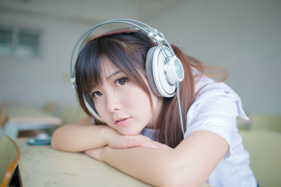 点击大图看下一张：教室里静静的享受音乐的少女7