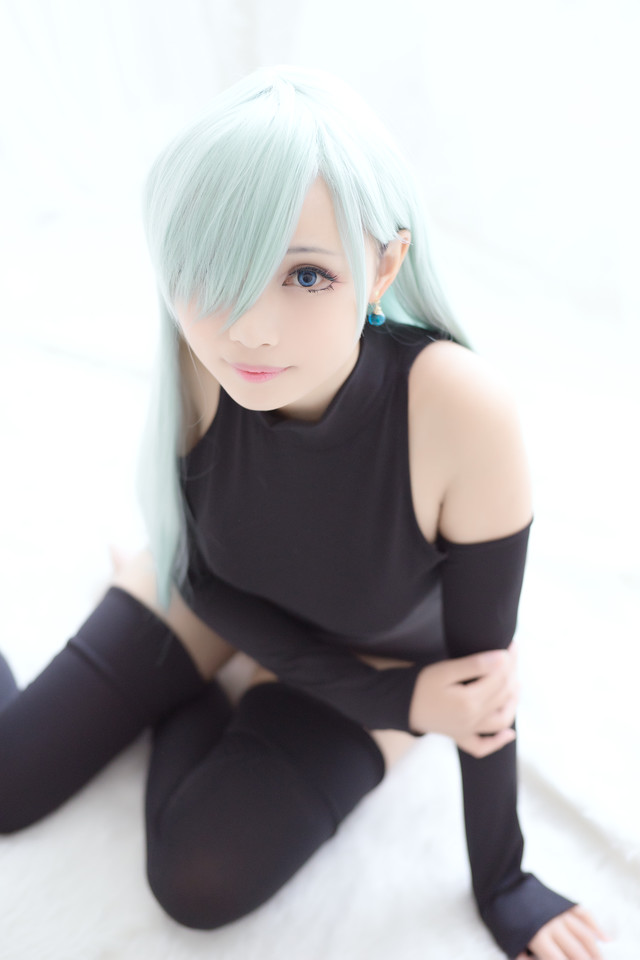 点击大图看下一张：萝莉白皙妹子的cosplay1