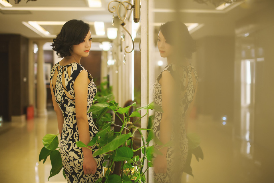 点击大图看下一张:气质熟女模特的旗袍秀8