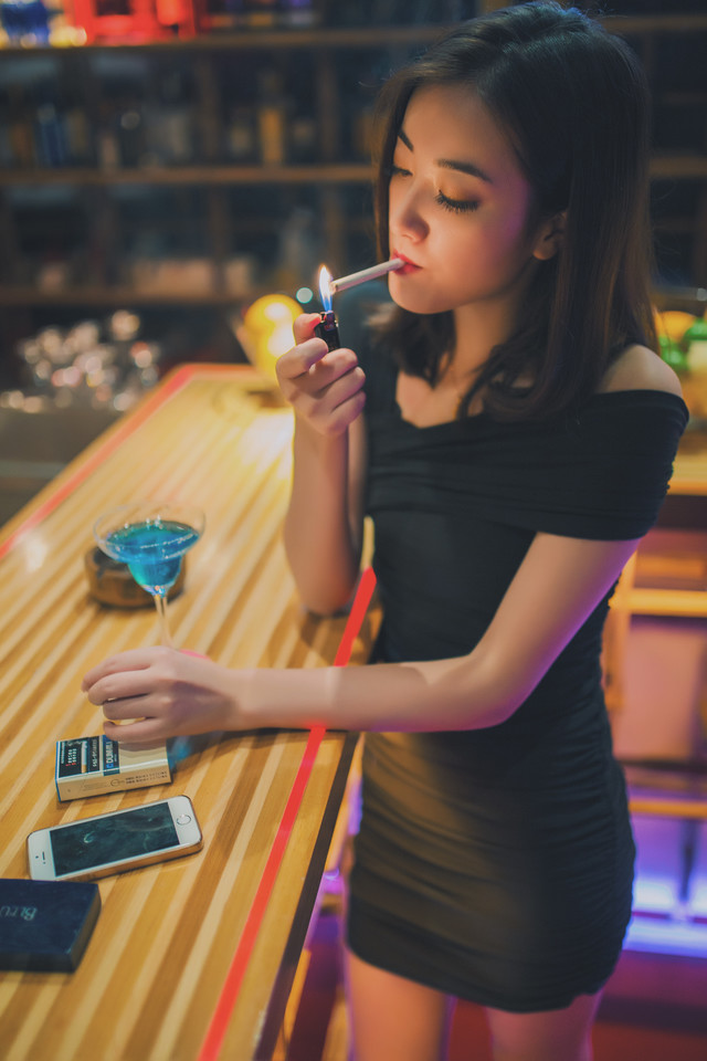 点击大图看下一张：酒吧里的性感妩媚女郎4