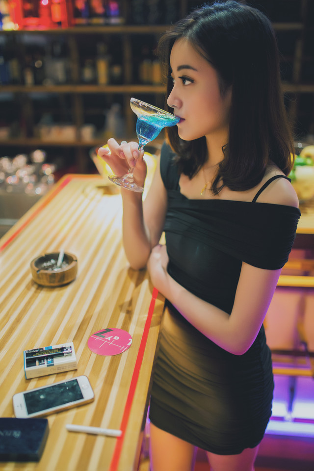 点击大图看下一张：酒吧里的性感妩媚女郎3