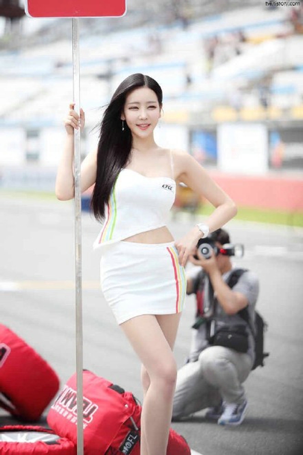点击大图看下一张：韩国车模车展上的风采7