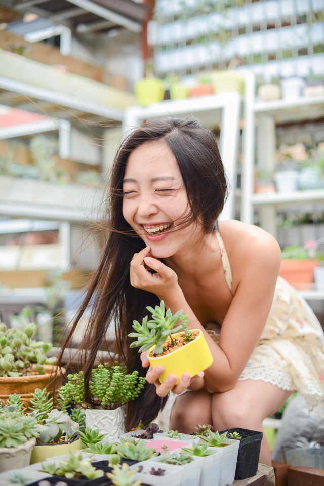 点击大图看下一张：花房姑娘笑容灿烂1