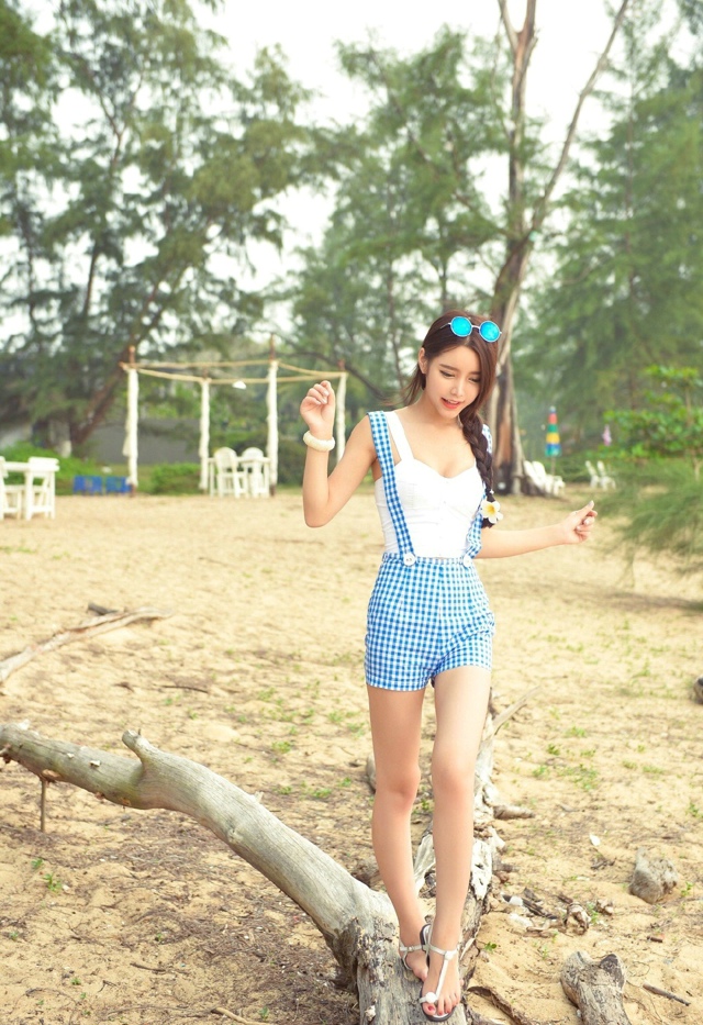 点击大图看下一张:背带裤女孩俏皮中的性感9