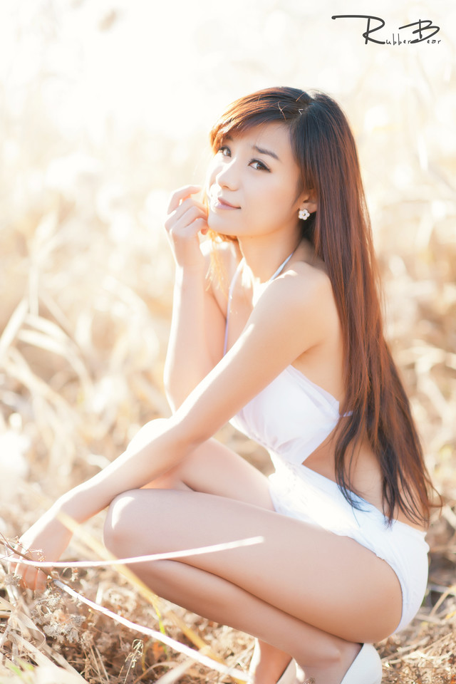 点击大图看下一张:户外比基尼美眉私密照11