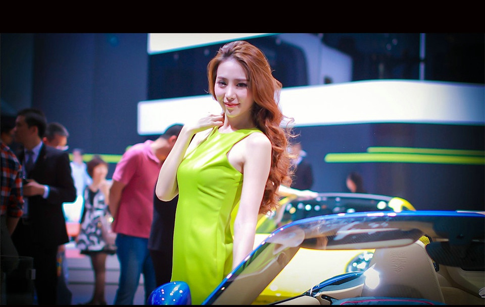 点击大图看下一张：广州车展上的靓丽车模5