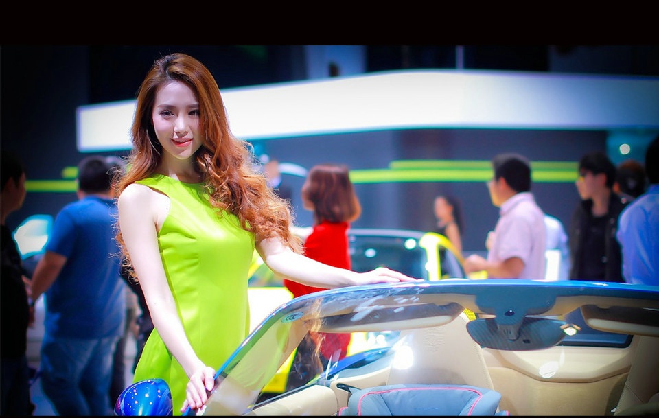 点击大图看下一张：广州车展上的靓丽车模6