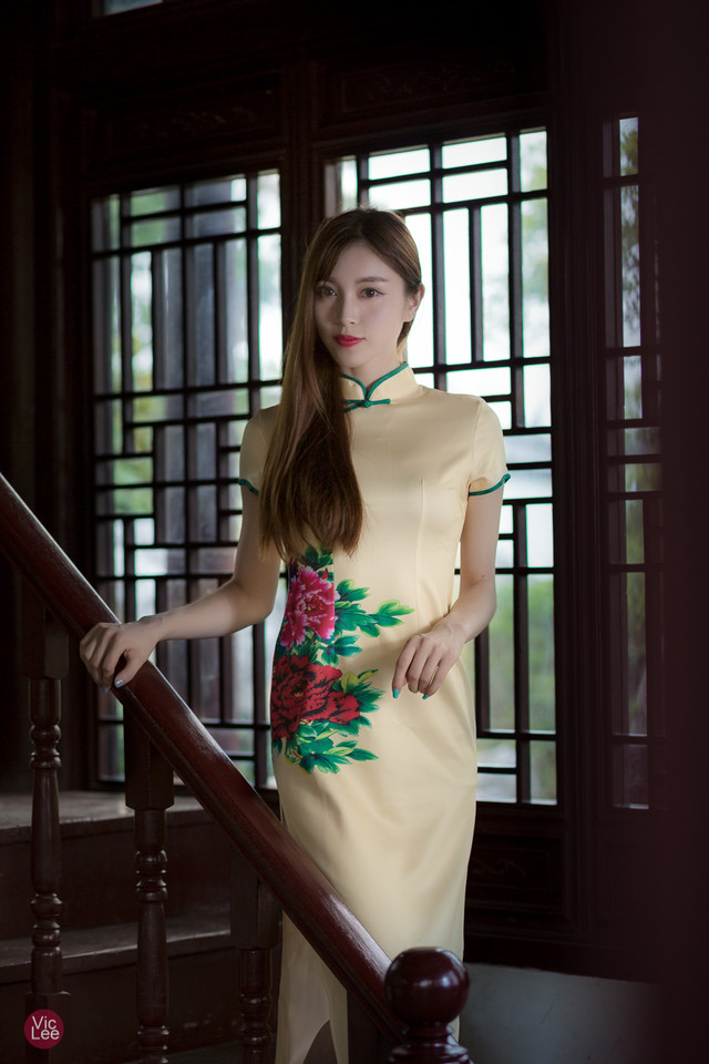 点击大图看下一张：优雅的旗袍美女模特妩媚动人3