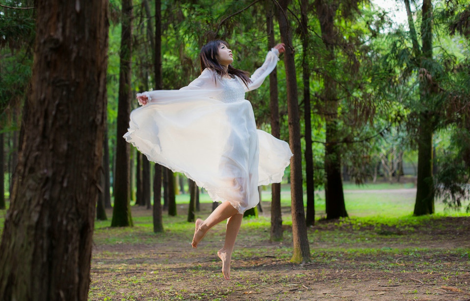 点击大图看下一张：森林的精灵美女欢快跳跃7