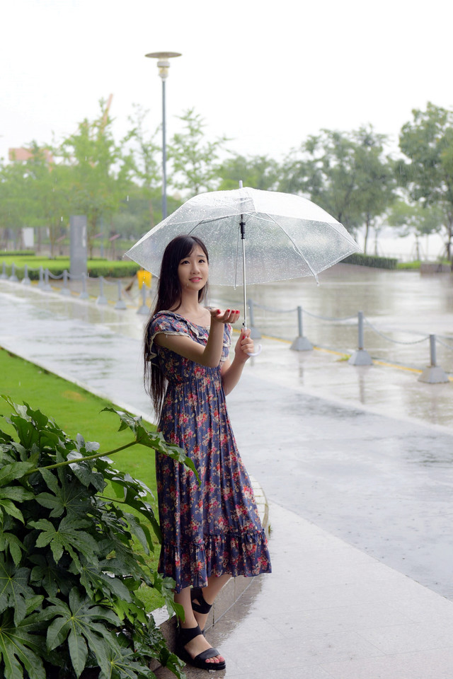 点击大图看下一张：清新女生漫步在雨中2