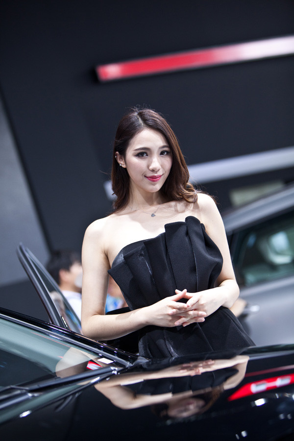 点击大图看下一张：黑色短裙车模气质优雅3