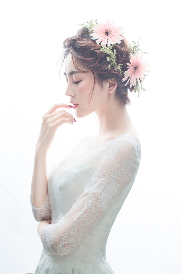 点击大图看下一张：白玫瑰气质婚纱写真2