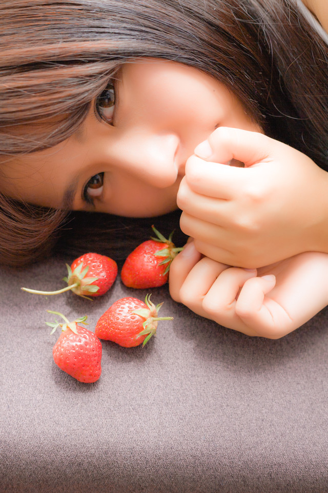 点击大图看下一张：粉嫩的草莓女孩香甜可口7