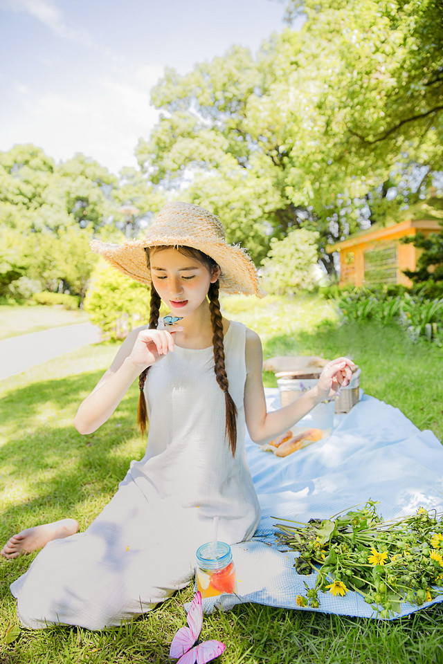 点击大图看下一张：森系小清新少女夏日郊游1