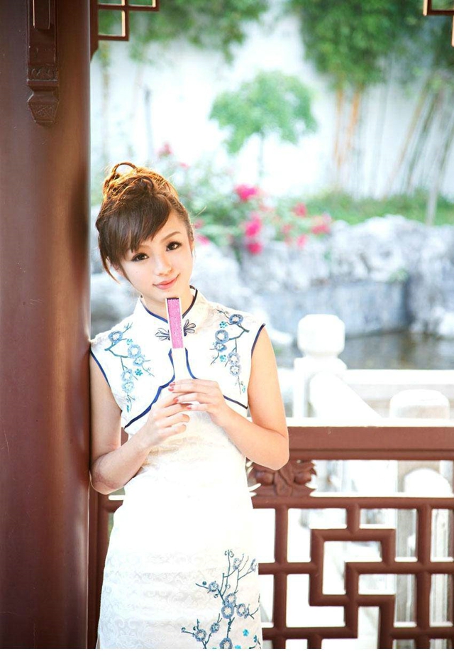 点击大图看下一张：日式旗袍美女园林散步3