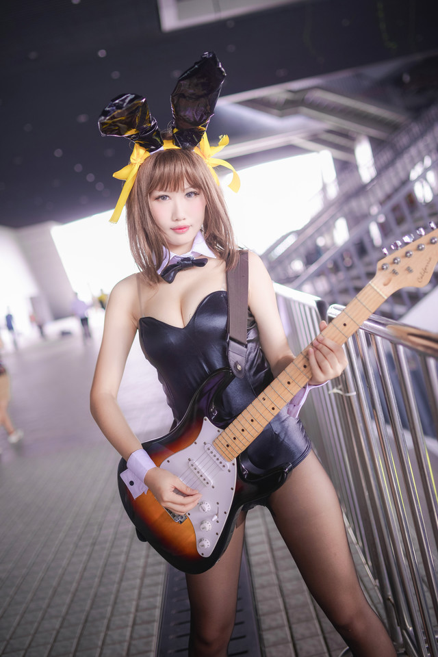 点击大图看下一张：吉他美女性感cosplay6