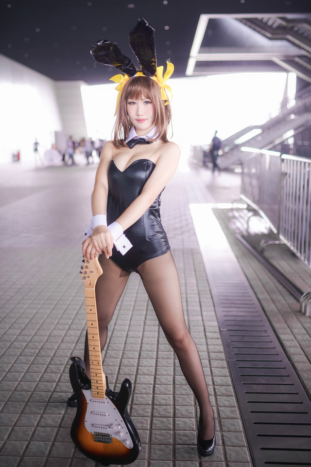 点击大图看下一张：吉他美女性感cosplay1