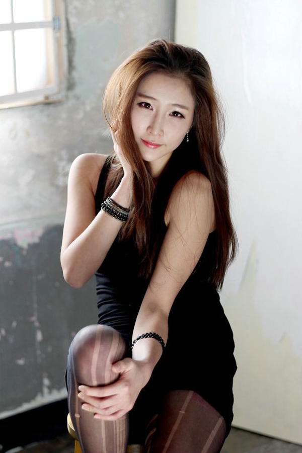 点击大图看下一张：韩国性感美女魅惑黑丝写真4