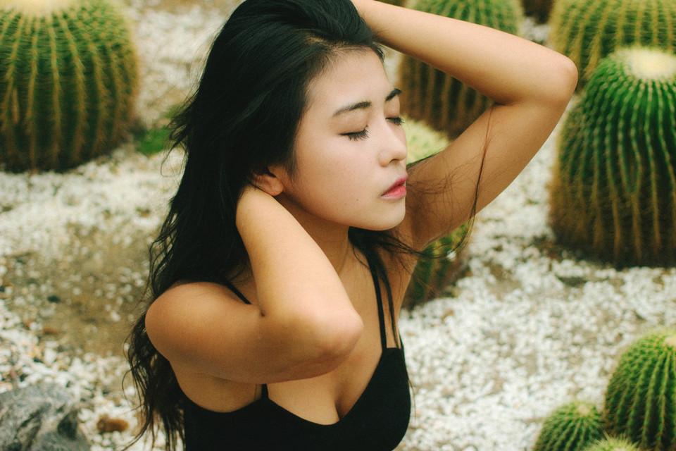 点击大图看下一张:文艺长发美女气质安静9