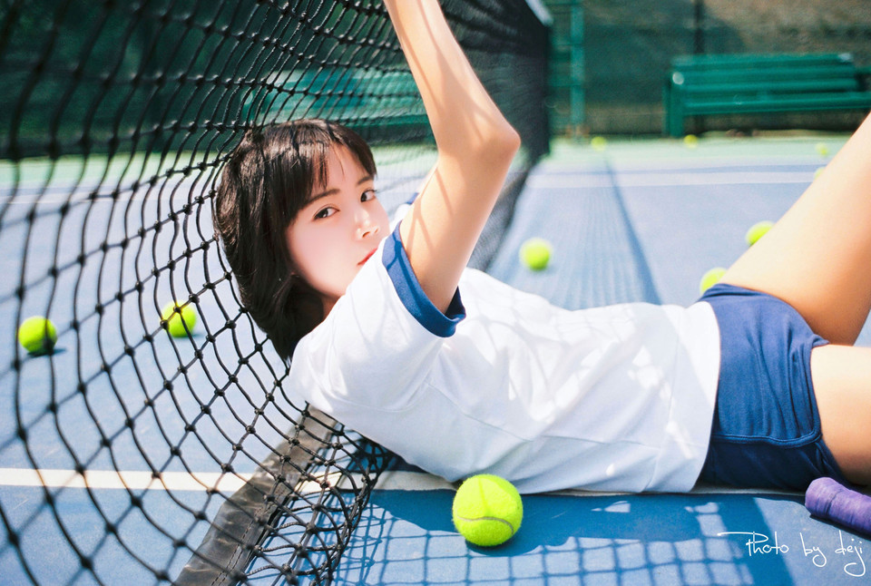 点击大图看下一张：网球场上的长发制服少女3