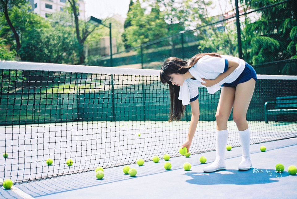 点击大图看下一张：网球场上的长发制服少女2