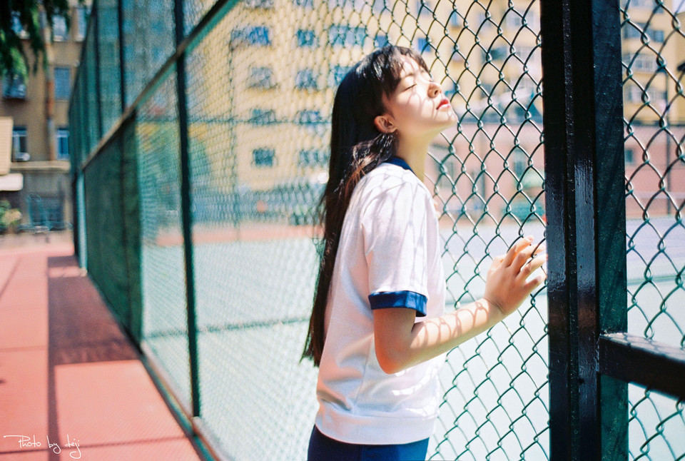 点击大图看下一张：网球场上的长发制服少女7
