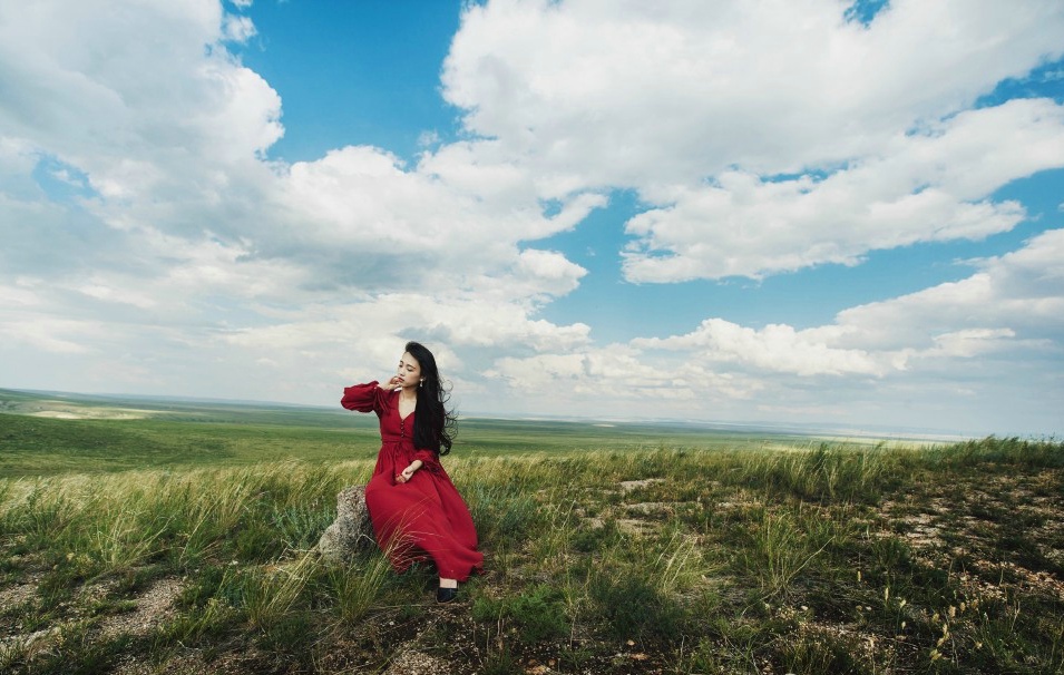 点击大图看下一张：红衣美女在广阔草原上自由奔跑嬉戏6